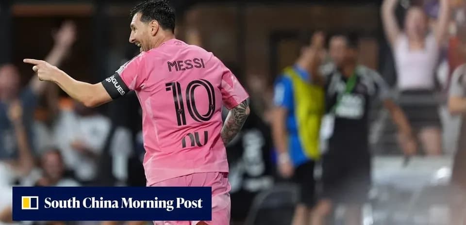 Jugador celebrando con camiseta rosa durante el partido