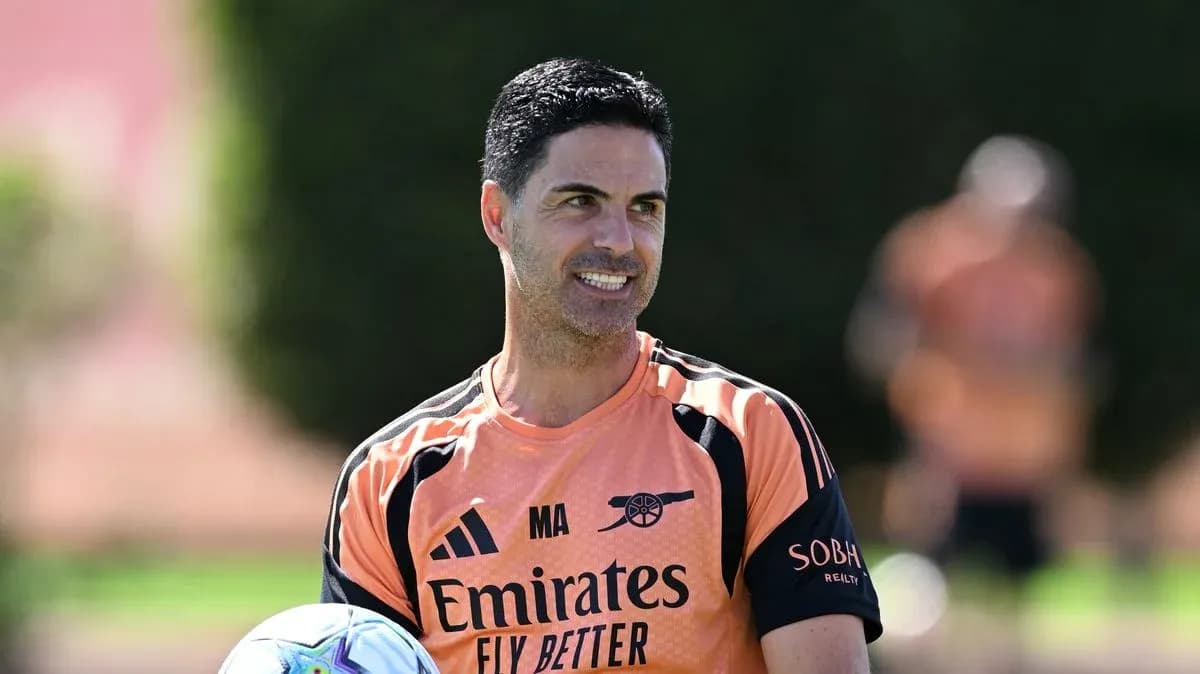 Entrenador sosteniendo un balón durante entrenamiento