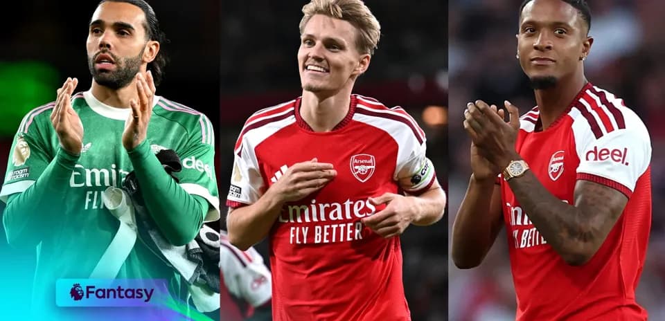 Tres jugadores de Arsenal aplaudiendo en el campo