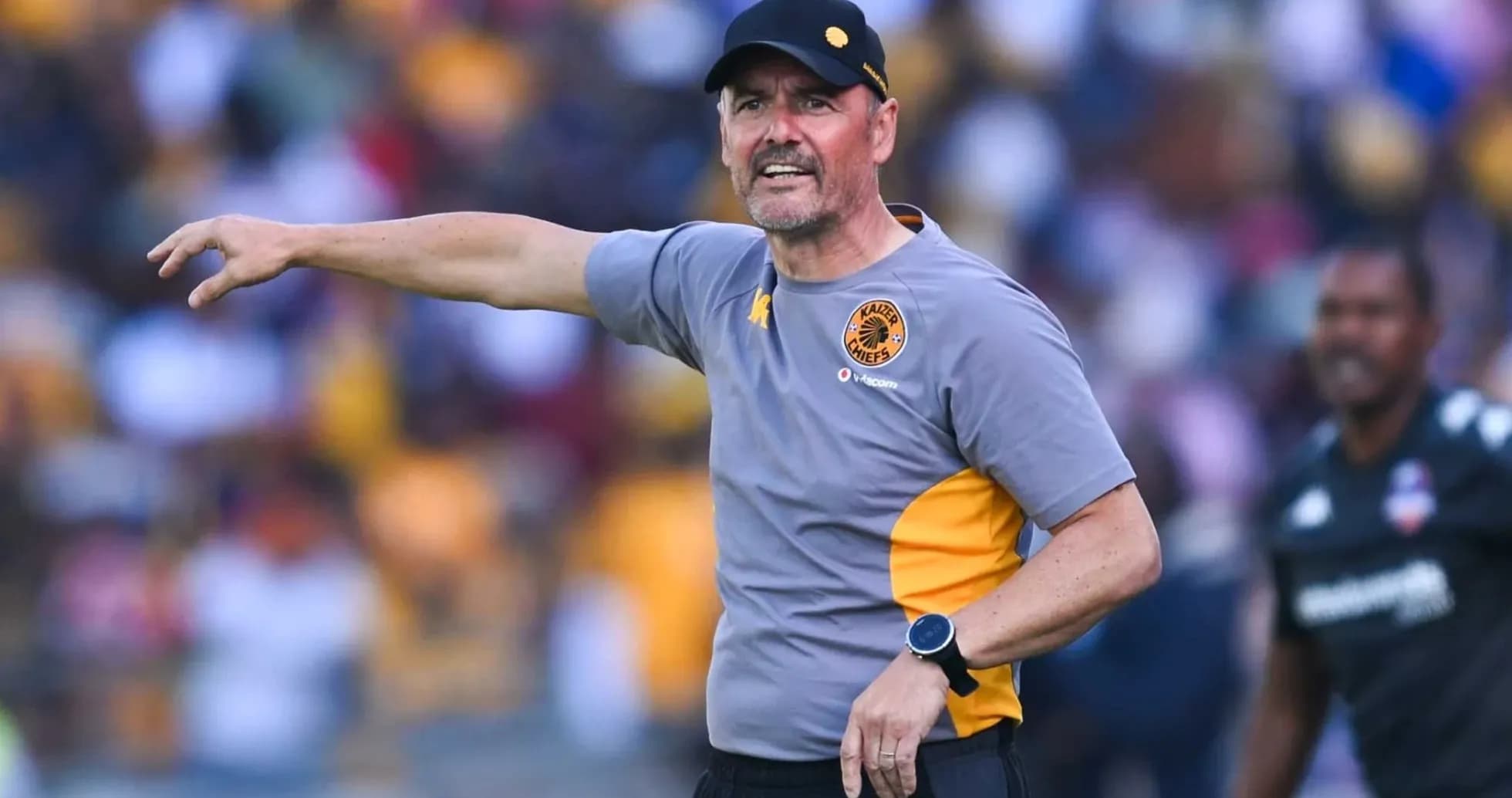 Entrenador de Kaizer Chiefs dirigiendo a su equipo