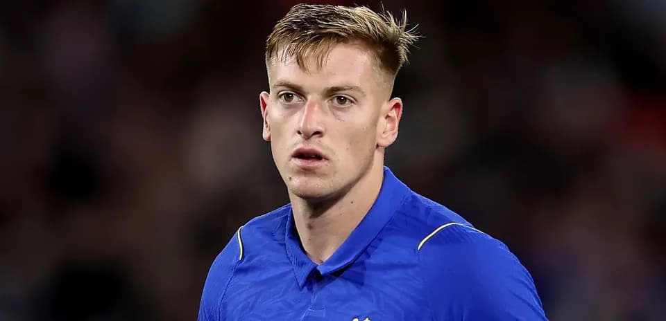 Jugador de Chelsea en uniforme azul durante partido