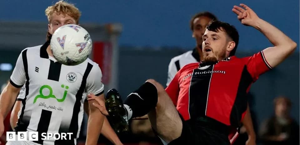 Jugador en el suelo luchando por el balón
