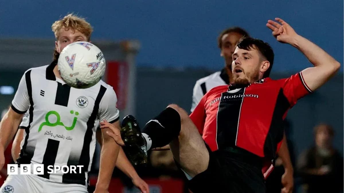 Jugador en el suelo luchando por el balón