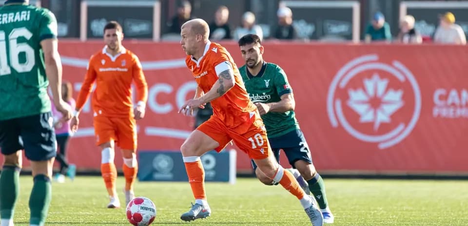 Jugador de York United corriendo con el balón