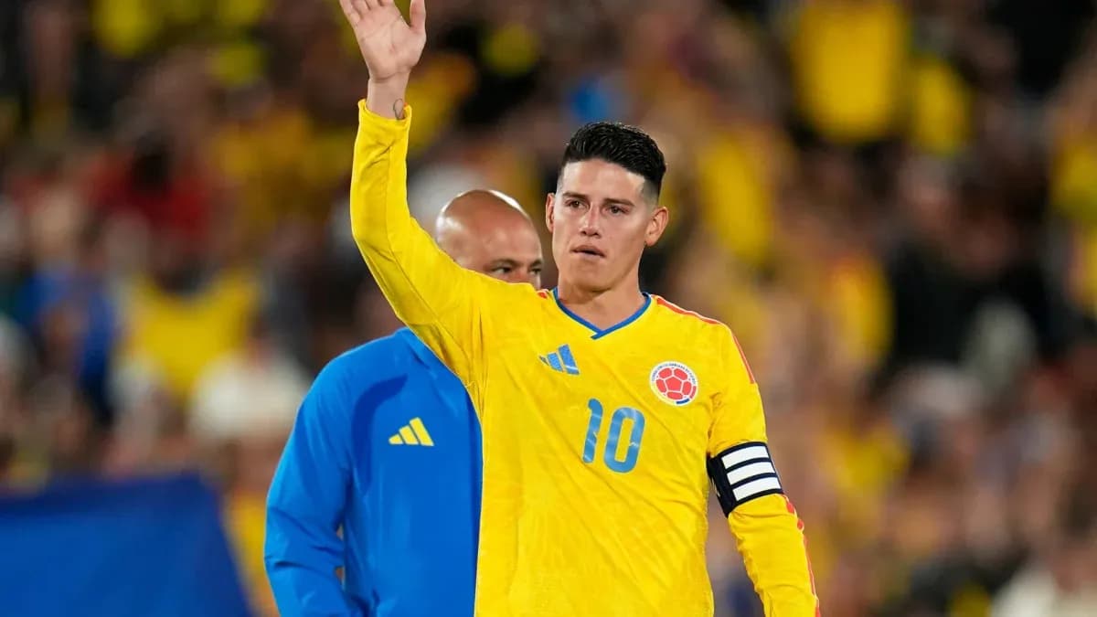 Jugador saludando con camiseta amarilla de Colombia