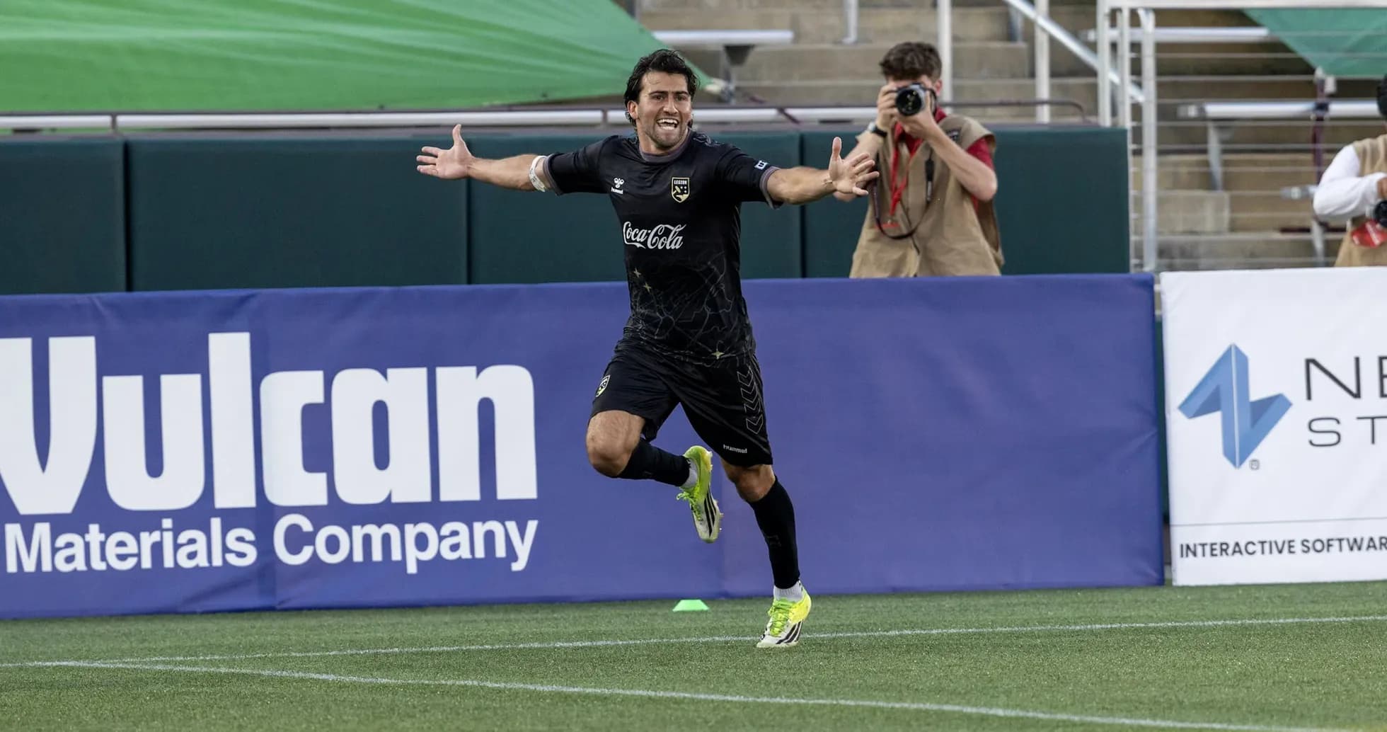 Jugador celebrando un gol en el partido