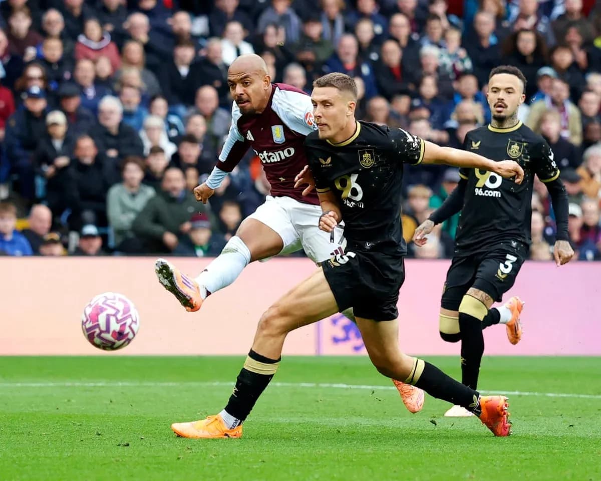 Jugador de Aston Villa disparando contra Burnley