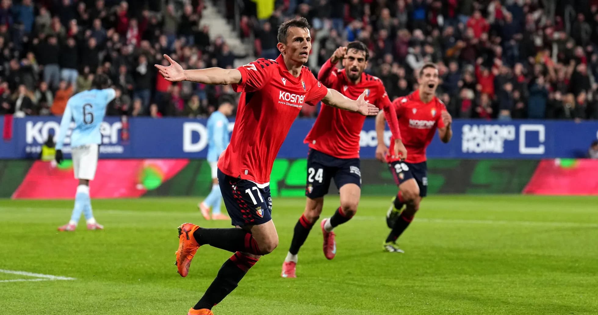 Jugador celebrando un gol en el partido
