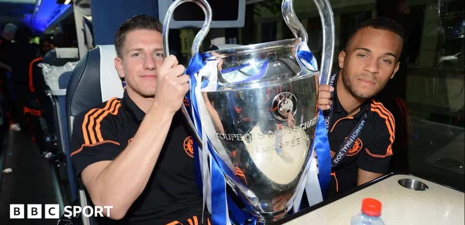 Jugadores sosteniendo la copa de la UEFA Champions League