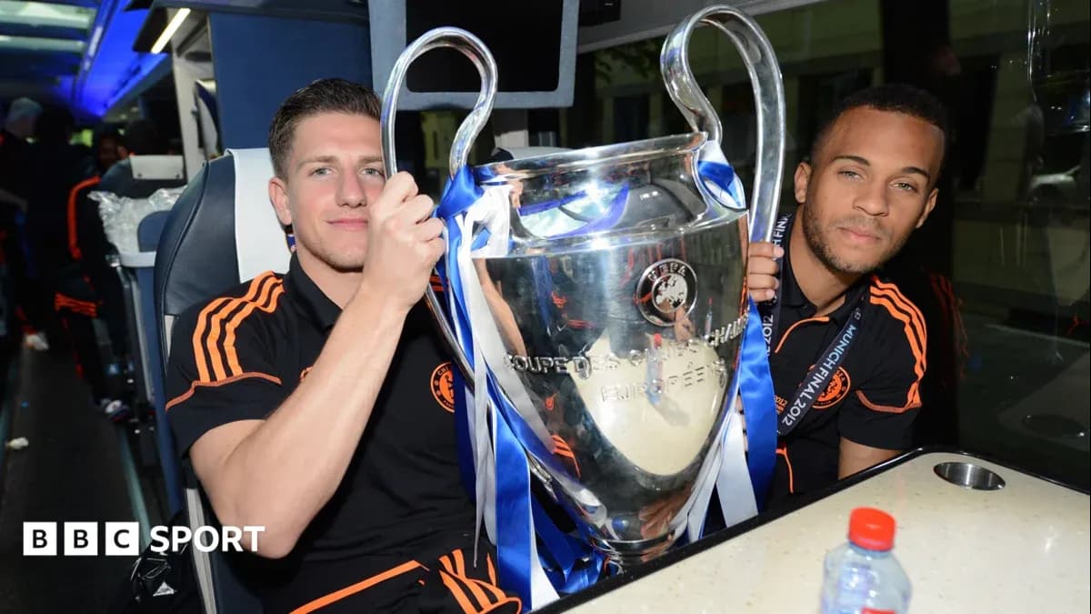 Jugadores sosteniendo la copa de la UEFA Champions League