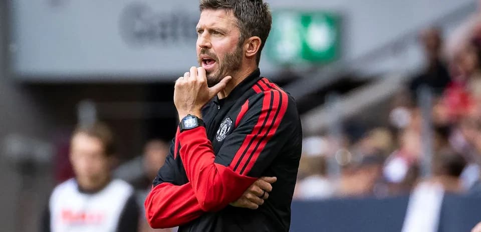 Entrenador de Manchester United dando indicaciones durante el partido