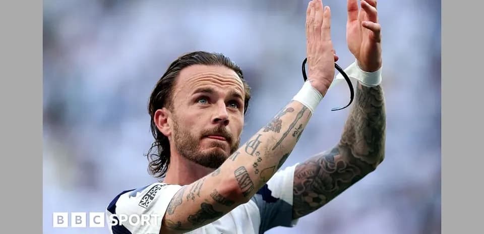 Jugador aplaudiendo a los aficionados en el estadio