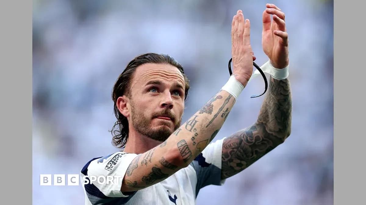 Jugador aplaudiendo a los aficionados en el estadio