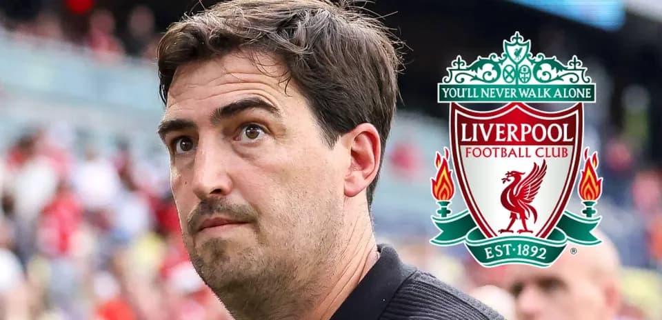 Entrenador observando el partido con el logo de Liverpool