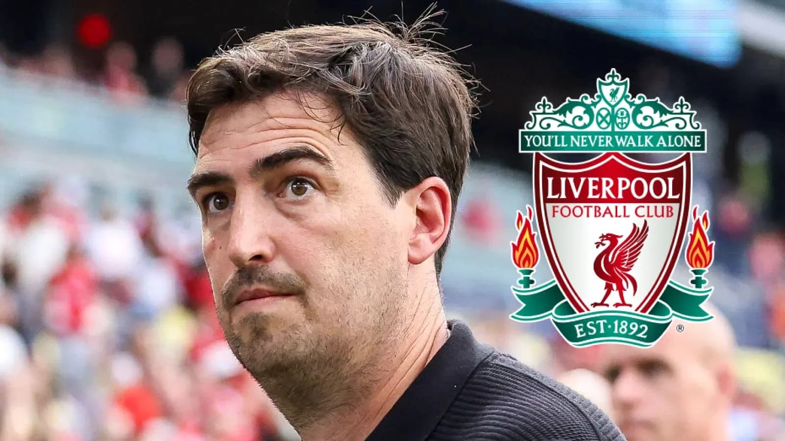 Entrenador observando el partido con el logo de Liverpool