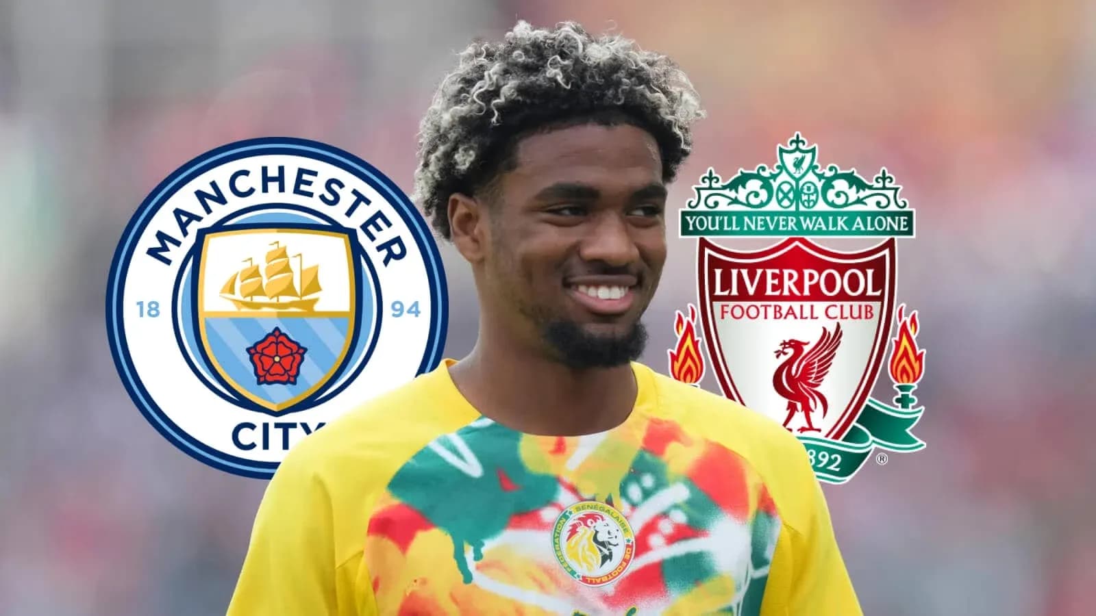 Jugador sonriente con camisetas de Manchester City y Liverpool