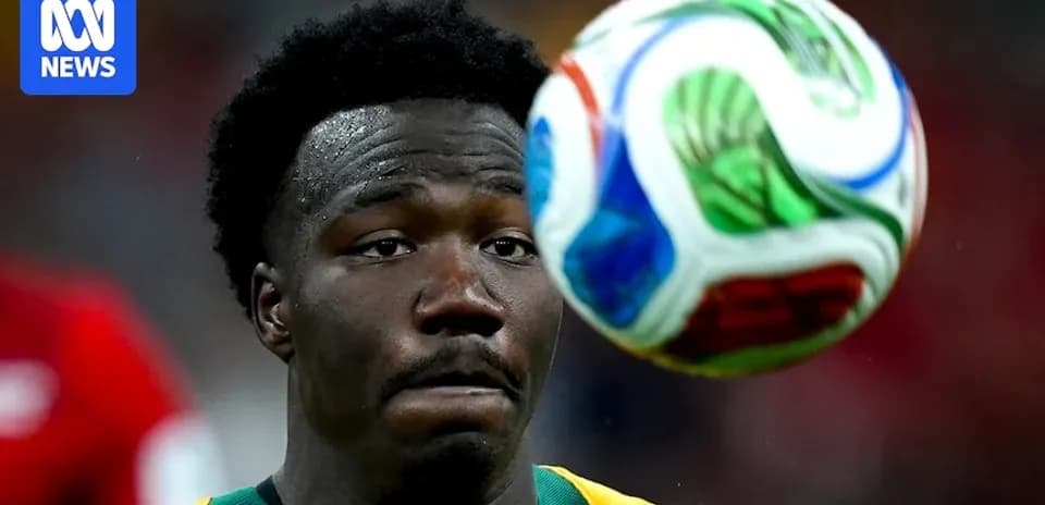 Jugador mirando un balón de fútbol volador