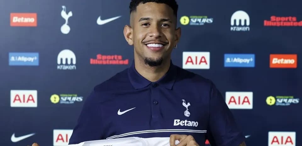 Jugador posando con camiseta del Tottenham Hotspur