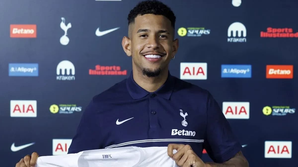 Jugador posando con camiseta del Tottenham Hotspur