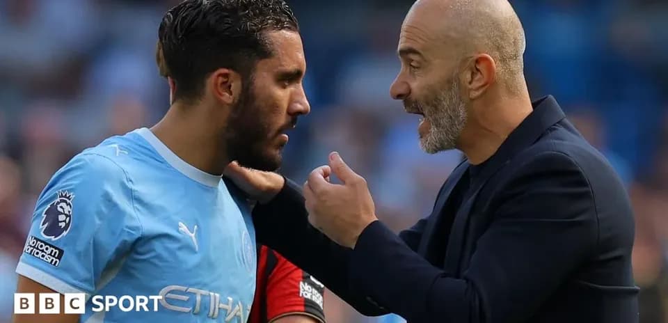Entrenador hablando con jugador durante el partido