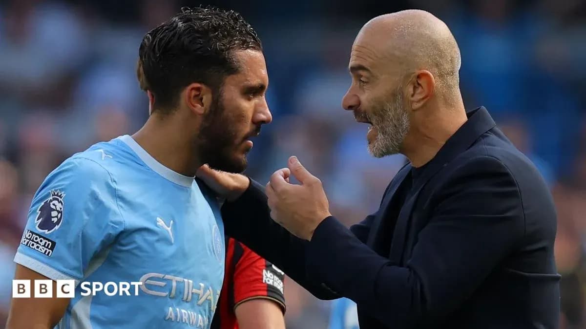 Entrenador hablando con jugador durante el partido