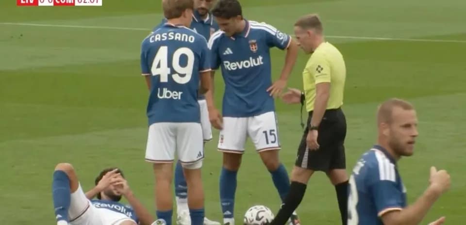 Jugadores y árbitro discutiendo durante el partido