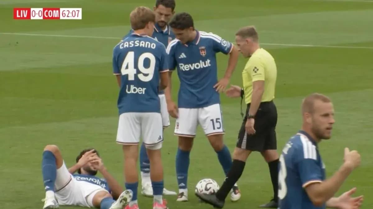 Jugadores y árbitro discutiendo durante el partido