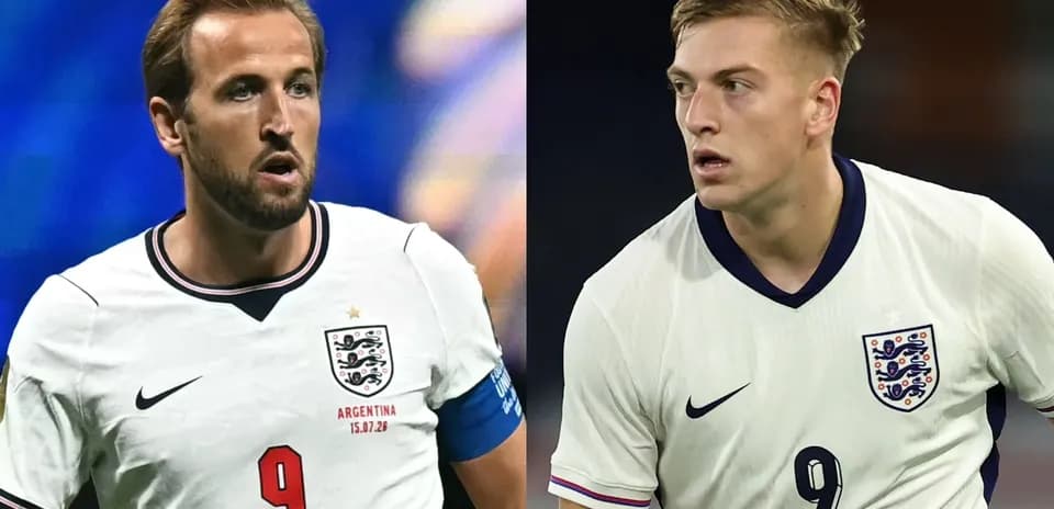 Dos jugadores de Inglaterra en uniforme durante un partido