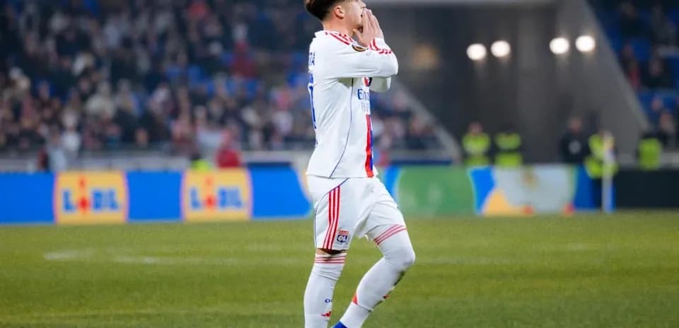 Jugador de Lyon gesticulando en el campo de juego