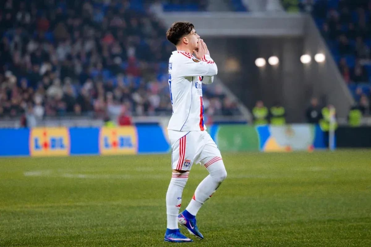 Jugador de Lyon gesticulando en el campo de juego