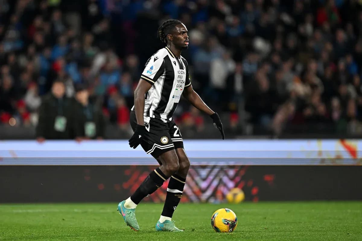 Jugador de Udinese en acción durante el partido