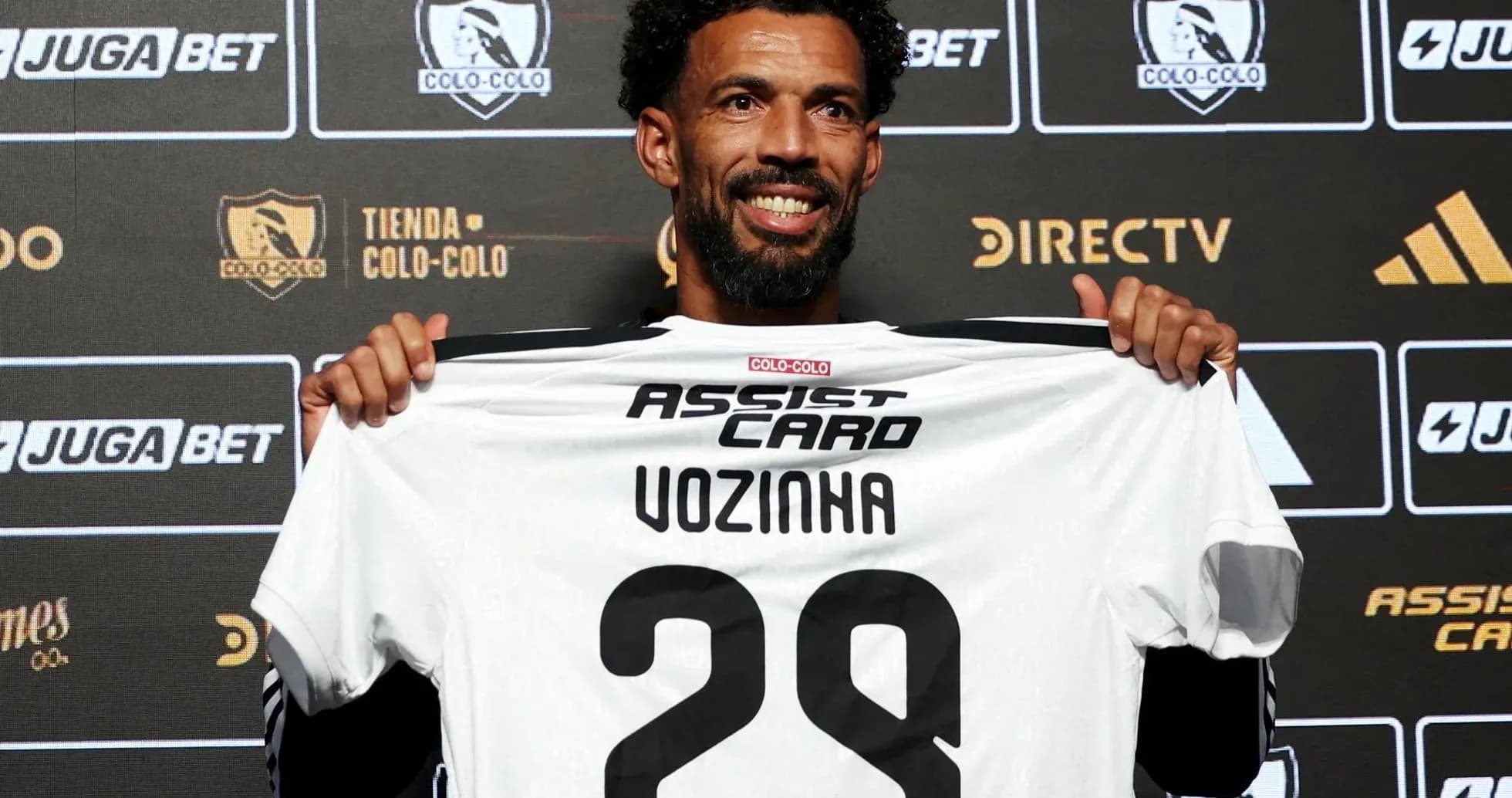 Jugador sosteniendo camiseta de Colo-Colo en presentación