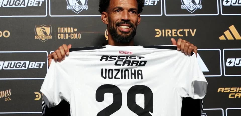 Jugador sosteniendo camiseta de Colo-Colo en presentación