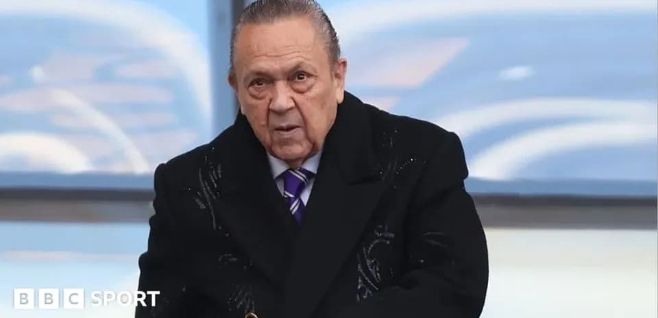Hombre con abrigo en un evento deportivo