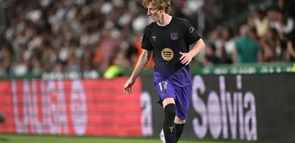 Jugador de fútbol avanzando con el balón en el campo