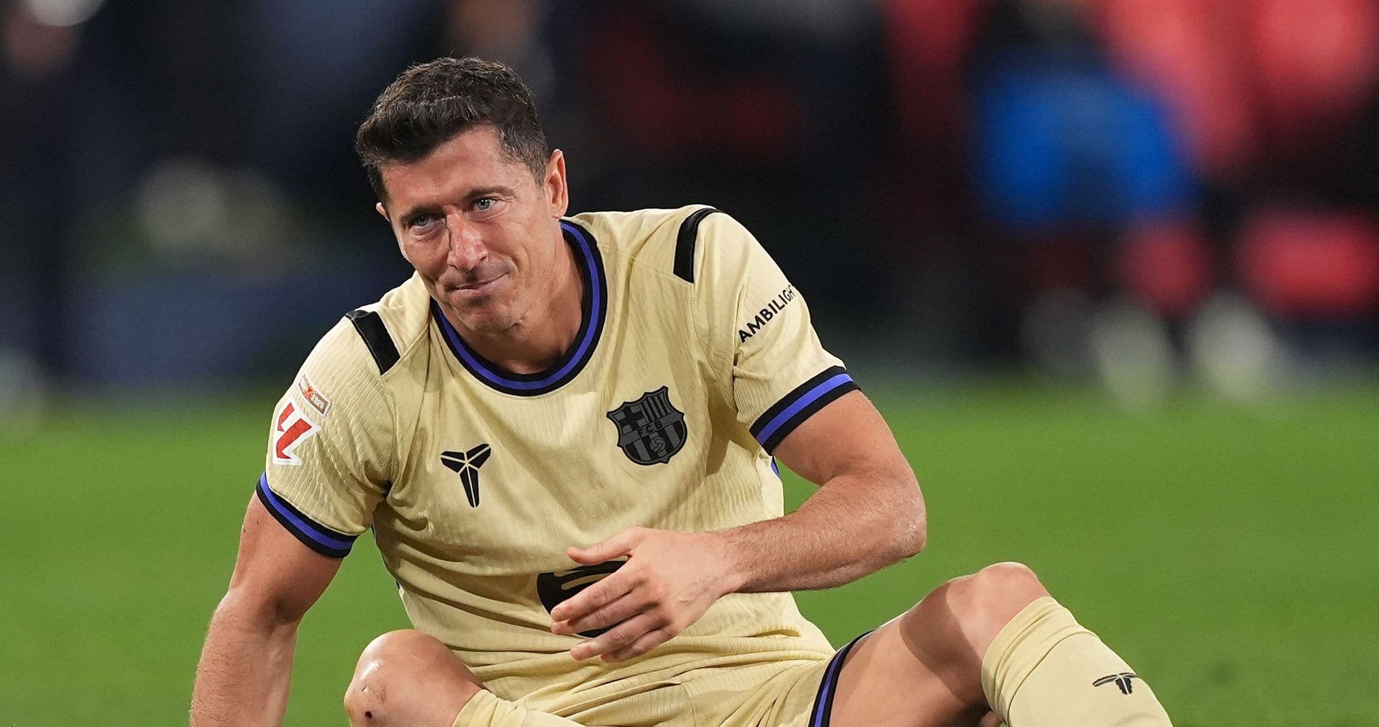 Jugador de Barcelona sentado en el campo tras partido