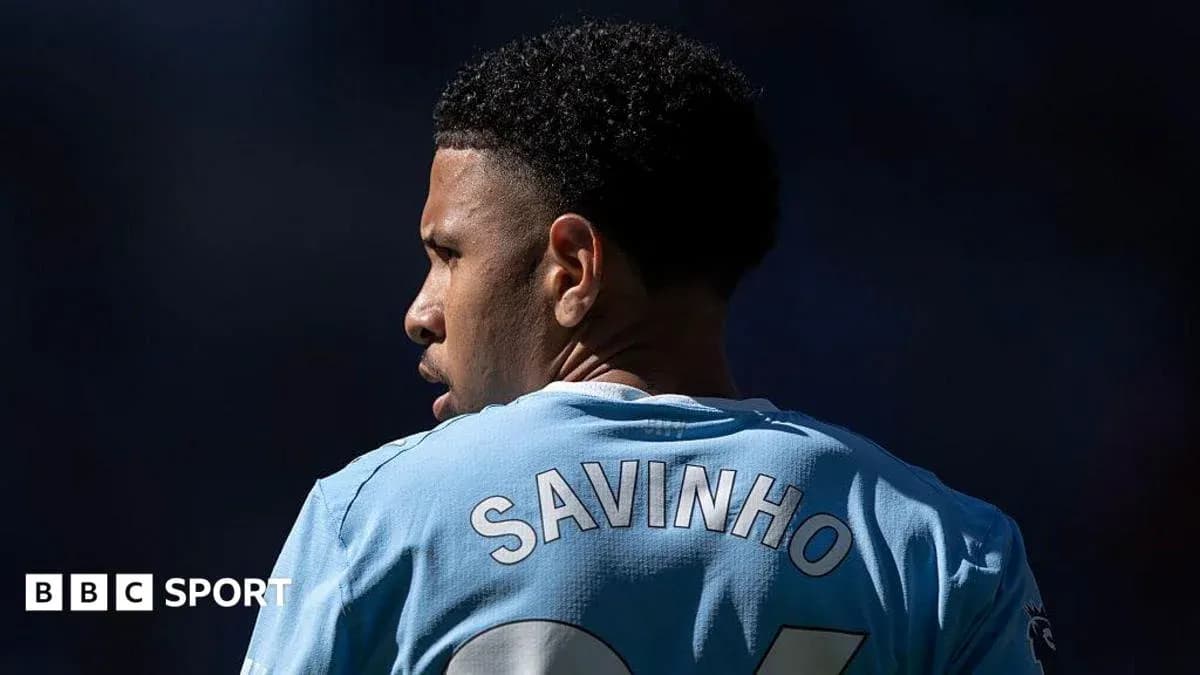Jugador con camiseta azul y nombre Savinho visible