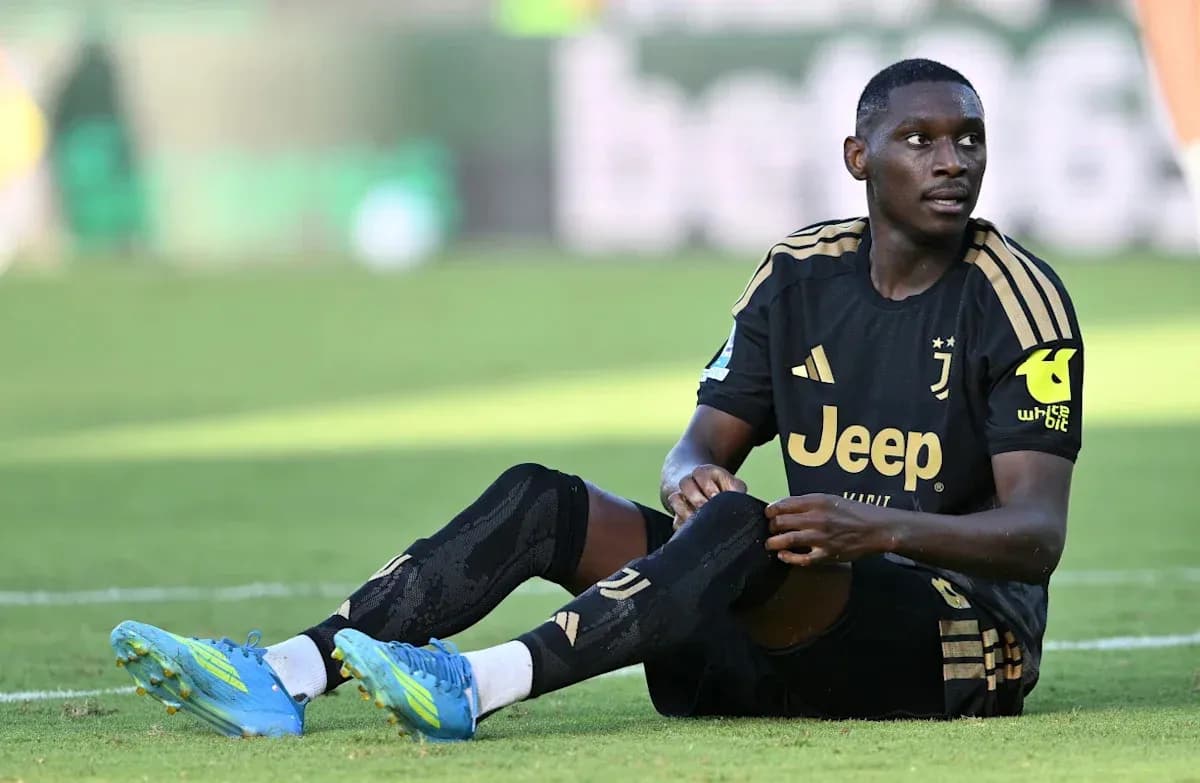 Jugador de Juventus sentado en el campo de juego