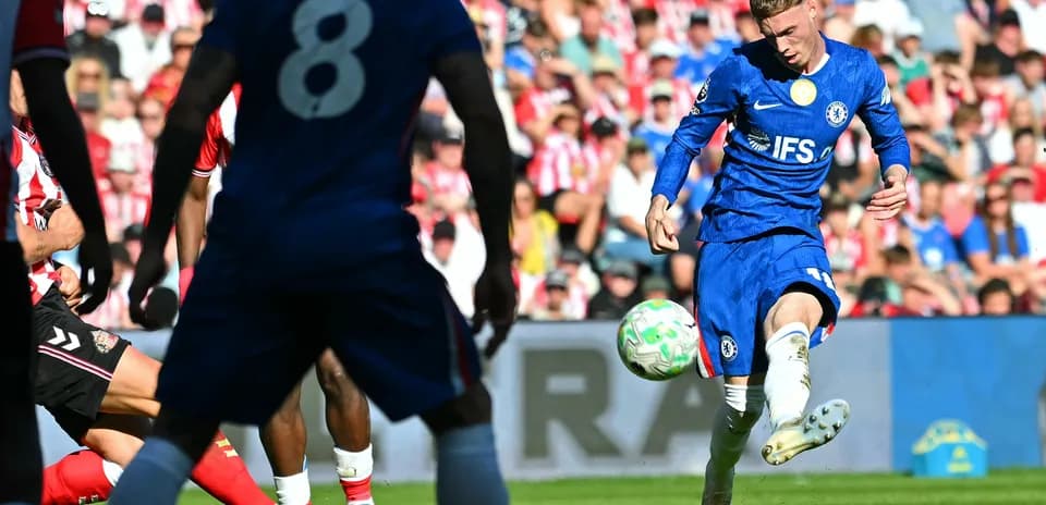 Jugador de Chelsea disparando en partido