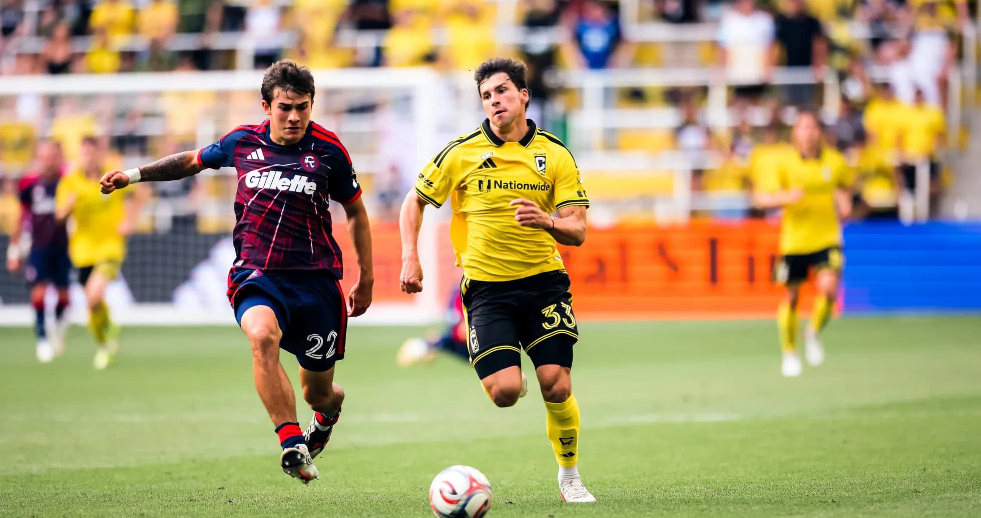 Jugador de Columbus Crew persiguiendo el balón