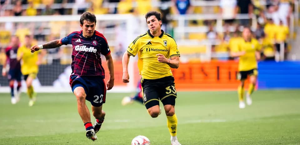 Jugador de Columbus Crew persiguiendo el balón
