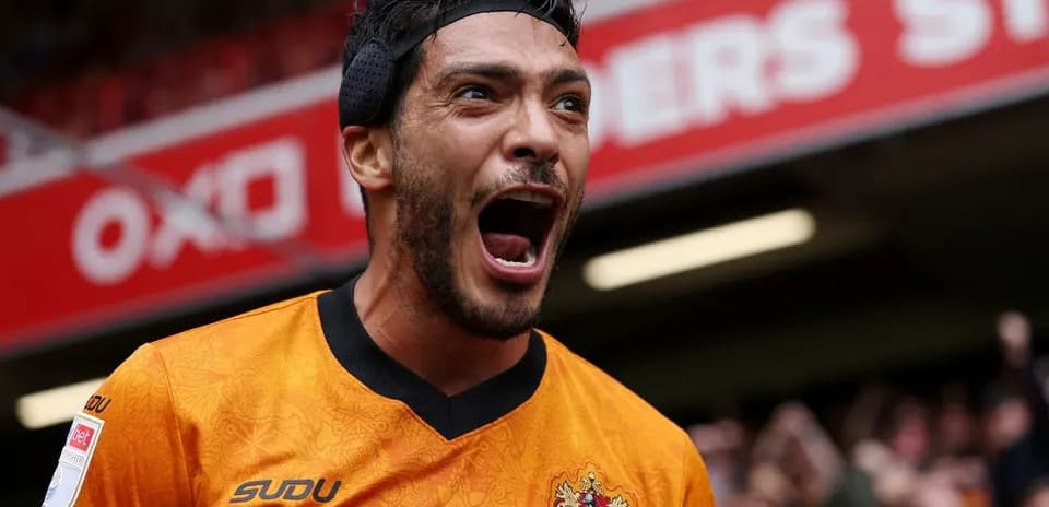 Jugador celebrando en el estadio con camiseta naranja