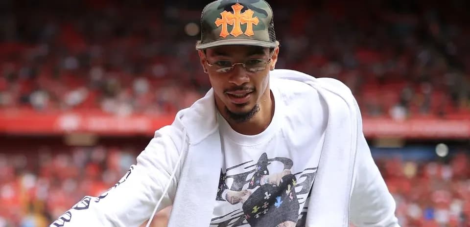 Jugador saludando en el campo antes del partido