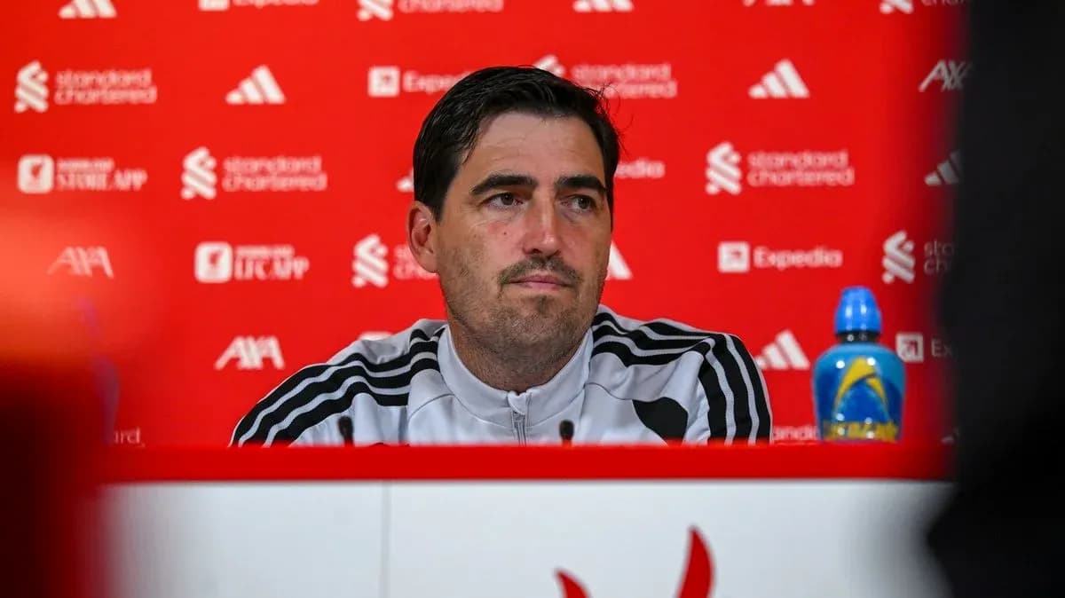 Entrenador en conferencia de prensa con fondo rojo