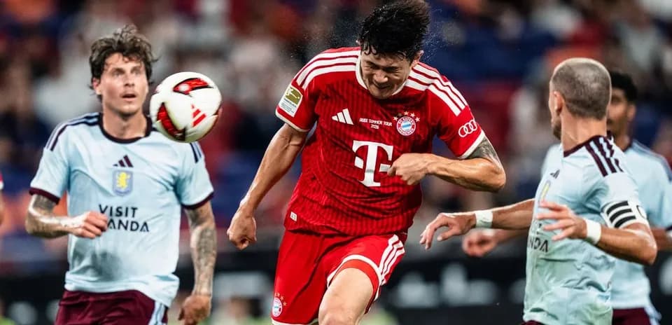Jugador de Bayern Munich cabeceando el balón en el partido