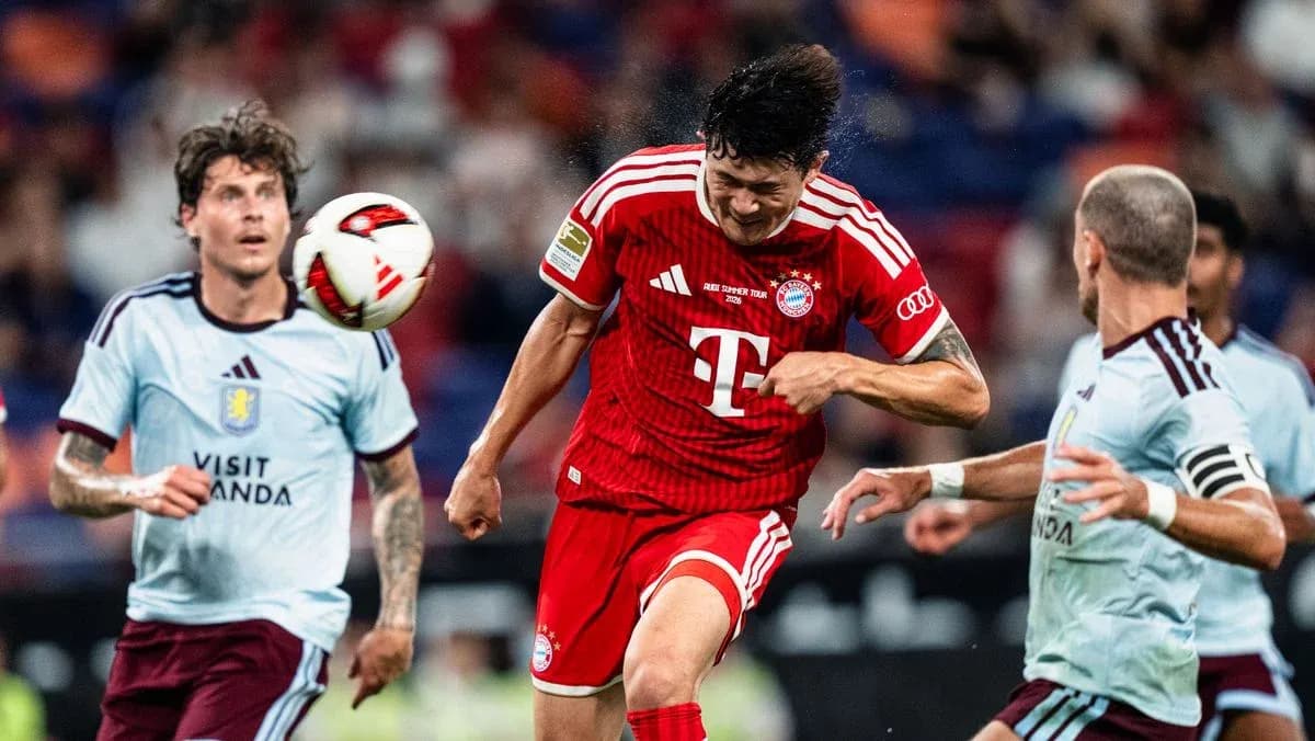 Jugador de Bayern Munich cabeceando el balón en el partido