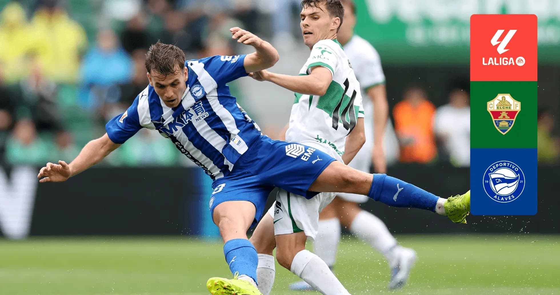 Jugadores de Elche y Alavés en acción