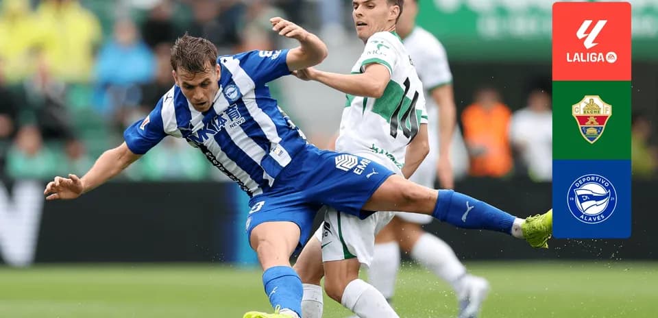 Jugadores de Elche y Alavés en acción