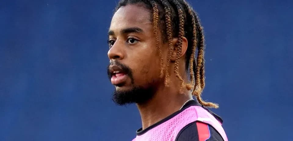 Jugador con camiseta rosa en entrenamiento de fútbol