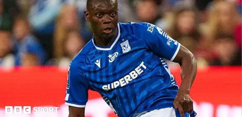 Jugador en acción con camiseta azul durante partido